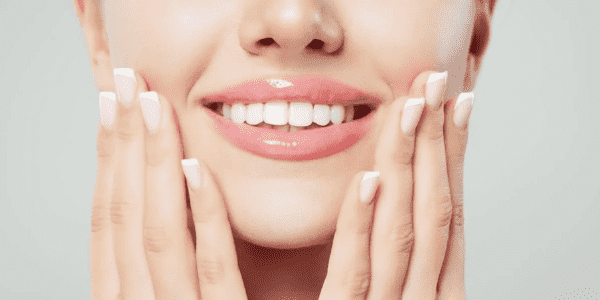 Doğal, Çarpıcı ve Dolgun Bir Görünüm için Tek İhtiyacınız Olan Bir Lip Gloss!